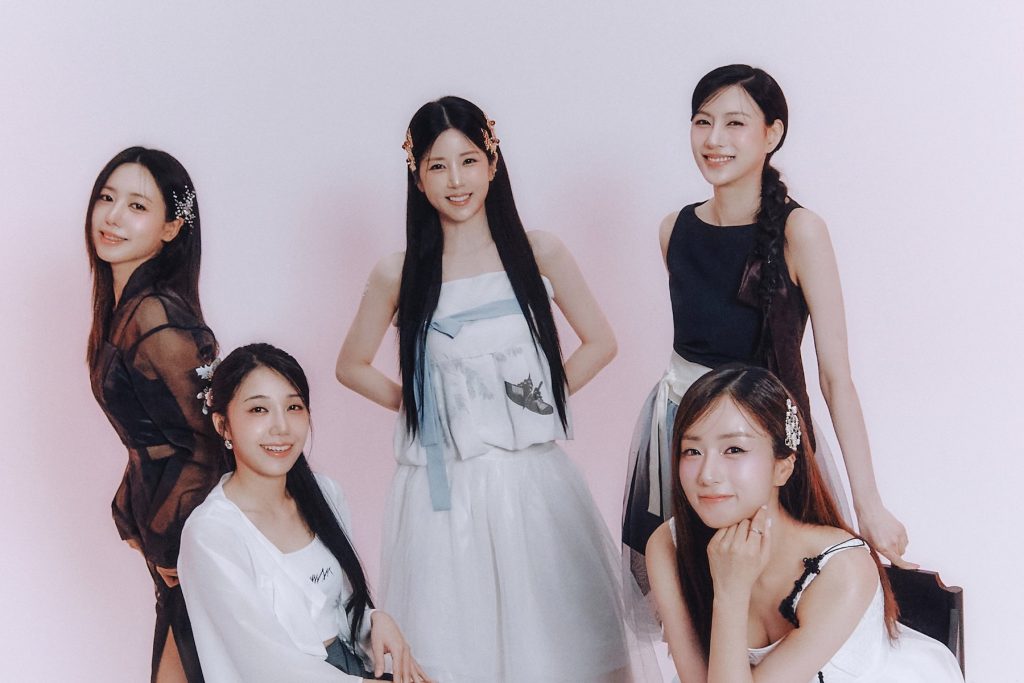 Apink to make a full group comeback in the new year, preparing for their 15th anniversary album.